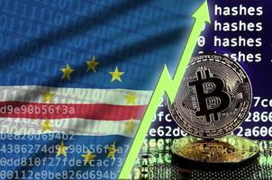 bandera de cabo verde y flecha verde ascendente en la pantalla de minería bitcoin y dos bitcoins dorados físicos foto