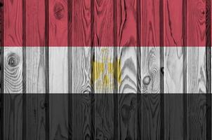 bandera de egipto representada en colores de pintura brillante en la pared de madera vieja. banner texturizado sobre fondo áspero foto
