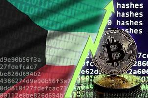bandera de kuwait y flecha verde ascendente en la pantalla de minería de bitcoin y dos bitcoins dorados físicos foto