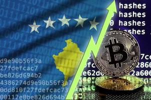 bandera de kosovo y flecha verde ascendente en la pantalla de minería de bitcoin y dos bitcoins dorados físicos foto