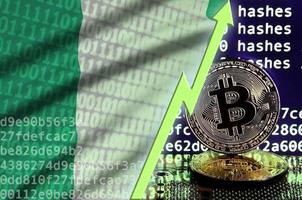 bandera de nigeria y flecha verde ascendente en la pantalla de minería bitcoin y dos bitcoins dorados físicos foto