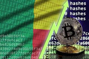 bandera de benin y flecha verde ascendente en la pantalla de minería bitcoin y dos bitcoins dorados físicos foto