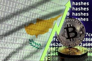 bandera de chipre y flecha verde ascendente en la pantalla de minería bitcoin y dos bitcoins dorados físicos foto