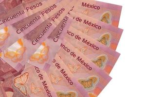 Los billetes de 50 pesos mexicanos se encuentran aislados en fondo blanco con espacio de copia apilado en forma de abanico de cerca foto