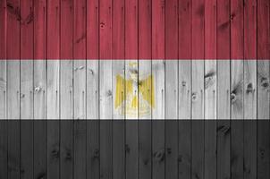 bandera de egipto representada en colores de pintura brillante en la pared de madera vieja. banner texturizado sobre fondo áspero foto