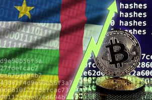 bandera de la república centroafricana y flecha verde ascendente en la pantalla de minería bitcoin y dos bitcoins dorados físicos foto