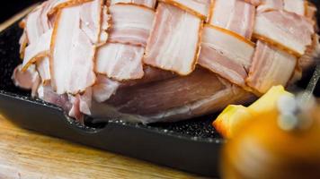 longe de porc enrobée de bacon rôtie au cidre de pomme. porc cuit à la poêle video