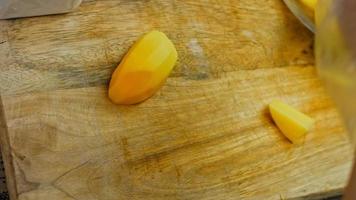 biscuits aux pommes de terre recette canonique brie, parmesan et crème épaisse. il est utilisé pour décorer une assiette rétro et une fourchette en or video