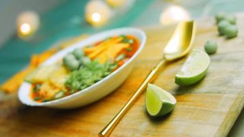 soupe mexicaine aux trois sortes de fromage. soupe royale avec avocat et cacahuètes ajoutés avec vasabi. j'utilise un entourage romantique et une cuillère en or video