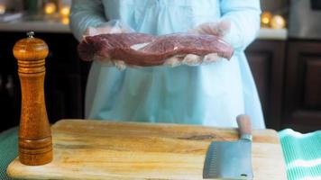 brochettes de boeuf mariné aux légumes préparés sur le gril video