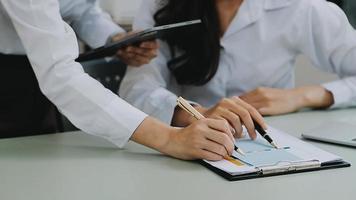 homme d'affaires travaillant avec un téléphone intelligent et un ordinateur portable et une tablette numérique au bureau avec le marketing numérique video