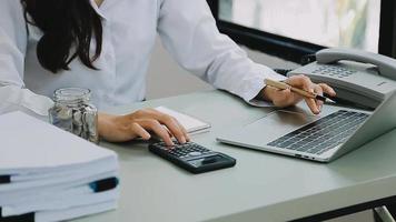 företag människor använder sig av tabletter och använder sig av hans finger till Rör de skärm med en företag Graf som visar upp i en virtuell skärm.ny börja idéer och företag tillväxt begrepp. video