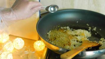 mescolare il chorizo ingredienti nel un' padella con un' di legno cucchiaio. macro tiro video