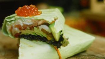 combinação de sushi e burritos. lichia também é usado para sabor residual. video