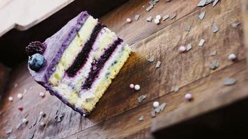 provenzalischer Kuchen mit Heidelbeeren und Lavendel auf einem Holztablett mit Dekorationen video