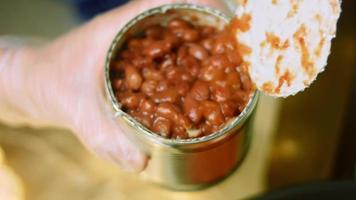 mélanger la viande de dinde et les ingrédients frits dans la poêle. cuisinier chili con carne, cuisine mexicaine video