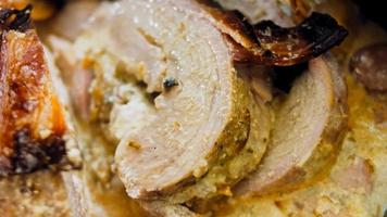 lombo de porco envolto em bacon assado na receita de cidra de maçã. carne de porco cozida em uma panela de grelhar video