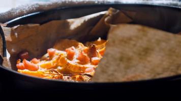 Batat Süßkartoffelkuchen. Kartoffel-Schinken-Parmesan-Rezept. der Koch presste die fein gehackte Petersilie video