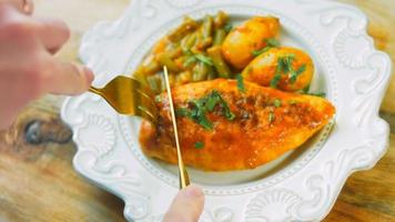 recette de poulet et légumes miel-moutarde. tournage de style rétro video