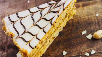 Esterhazy-Kuchen auf einem Holztablett mit Dekorationen video