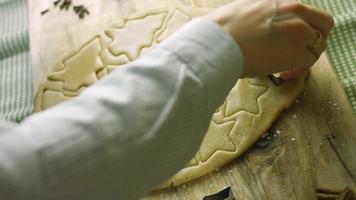 Je fais la forme d'un sapin avec de la pâte. le meilleur biscuit au pain d'épice fait maison video