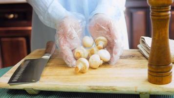 gemarineerd rundvlees kebab met groenten bereid Aan de grillen. de chef presenteert gehaktballen video