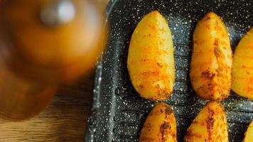 gegrild aardappelen welke smelten in uw mond. bakken de aardappelen in de rooster pan video