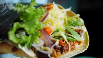 burrito muy grande con aguacate y carne de chorizo. filmar en un ambiente romántico. fotografía macro video