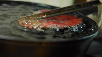 le chef fait cuire des tortillas rouges dans un bol avec de l'huile video