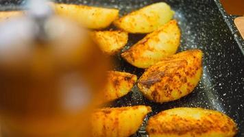 batatas grelhadas que derretem na boca. frite as batatas na assadeira video