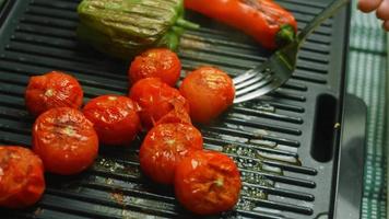 grelhar tomates com pimenta vermelha e verde video