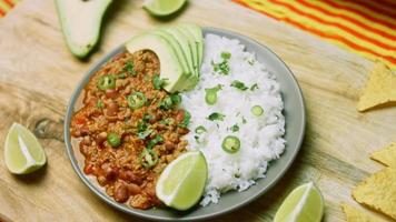 chili lura carne med lång ris. tillverkad från Kalkon med belgisk öl. mexikansk kök video