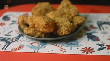 cocina navideña, preparo pollo frito. tradiciones navideñas japonesas video