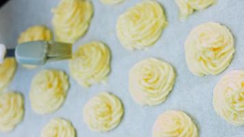 biscuits aux pommes de terre recette canonique brie, parmesan et crème épaisse. il est utilisé pour décorer une assiette rétro et une fourchette en or video