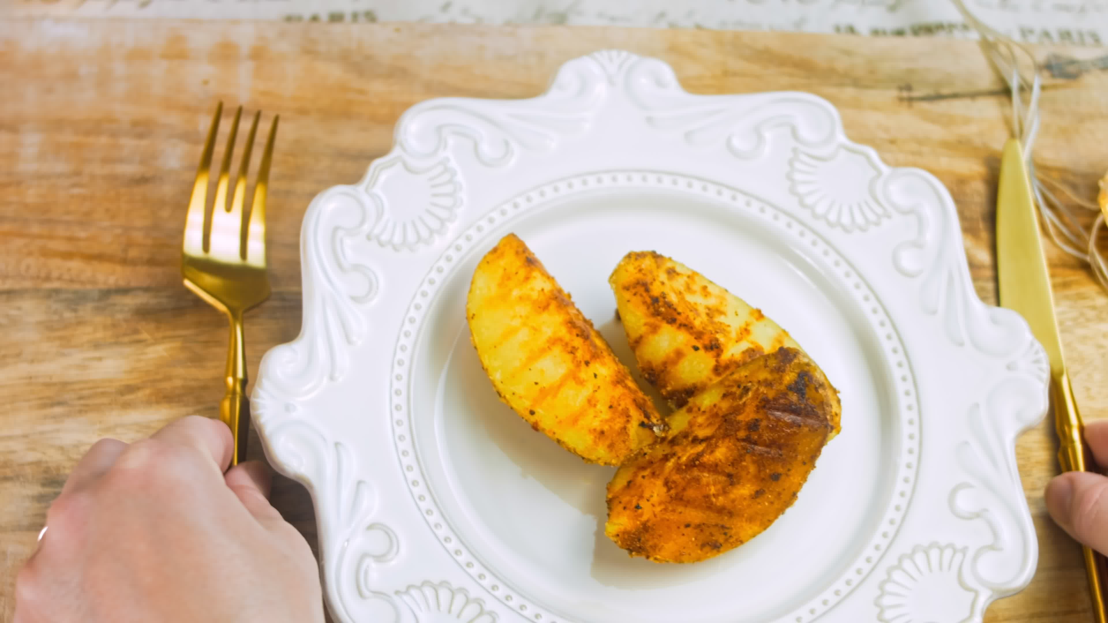 Patatas a la plancha que se derriten en la boca. freír las patatas en