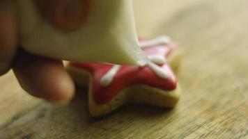 ik versieren peperkoek koekjes met Koninklijk glazuur. de het beste eigengemaakt peperkoek koekje video