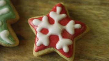 Je décore des biscuits au pain d'épice avec du glaçage royal. le meilleur biscuit au pain d'épice fait maison video