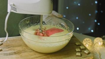 pastel de navidad con galletas de jengibre en forma de santa claus. ambiente festivo con velas y luces. video