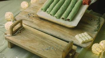 pastel con masa verde, guindas y crema agria. también tiene adorno de comida y el pastel de estrella roja video