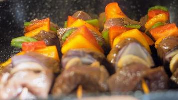 espetadas de carne marinada com legumes preparados na grelha. o chef apresenta almôndegas video