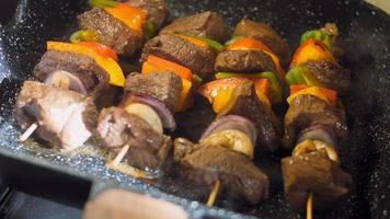 marinato Manzo kebab con verdure preparato su il griglia video