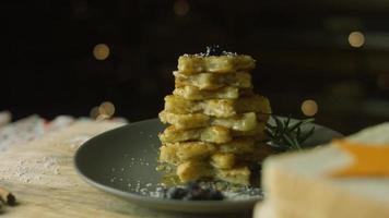 el proceso antes y después de hacer tostadas francesas árbol de navidad ambiente festivo. video