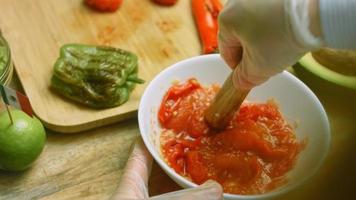 grelhar tomates com pimenta vermelha e verde video