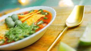 soupe mexicaine aux trois sortes de fromage. soupe royale avec avocat et cacahuètes ajoutés avec vasabi. j'utilise un entourage romantique et une cuillère en or video