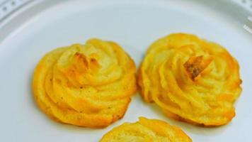 le chef prépare des biscuits aux pommes de terre à l'aide d'un sac alimentaire. biscuits aux pommes de terre recette canonique brie, parmesan et crème épaisse. prise de vue macro video