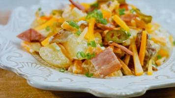 jalapeno peper, aardappel salade met spek. voedsel in de retro stijl van de Jaren 20 video