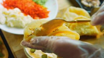 Tacos mit mexikanischer Flagge. es bildet die form der mexikanischen flagge auf einem flachen schiff video