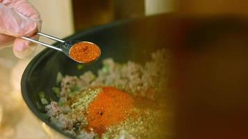mezcle la carne de pavo y los ingredientes que se fríen en la sartén. cocinar chili con carne, cocina mexicana video