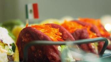 Der Koch bereitet Tacos zu. gehackten frischen Salat hinzufügen video