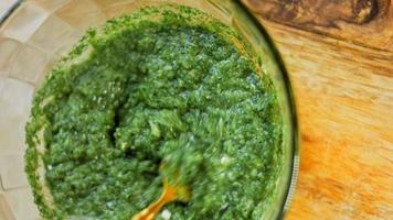 verde adjika preparato a partire dal menta e caldo Pepe. tradizionale georgiano cucina video